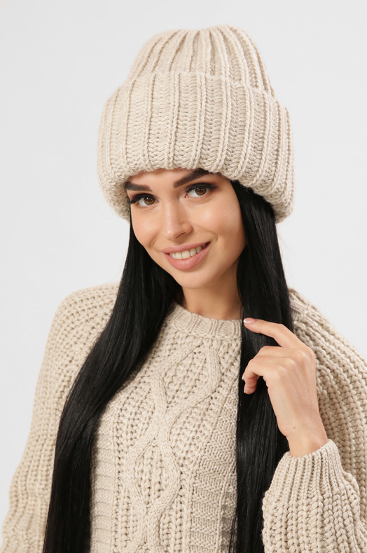 Объемная зимняя бежевая шапка 38348